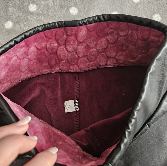 Stretch vegan leather leggings with fur on inside size xs-s - Picture 3 of 3
